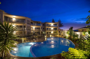 Отель The Reef Beachfront Apartments  Маунт Маунгани